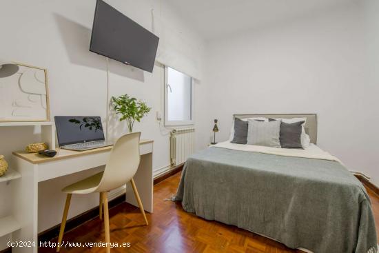 Se alquila habitación en piso compartido en Madrid - MADRID