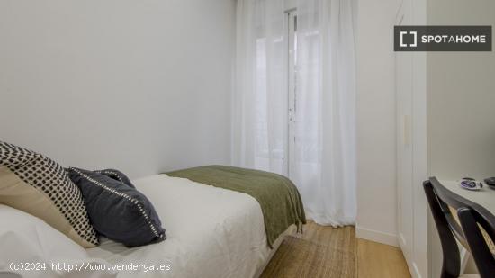 Se alquila habitación en piso compartido en Madrid - MADRID