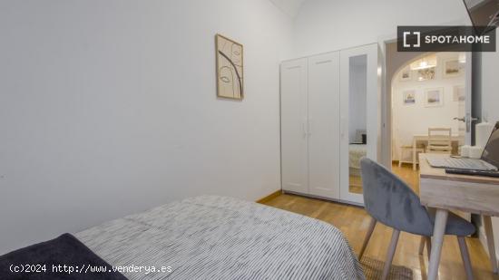 Se alquila habitación en piso compartido en Madrid - MADRID