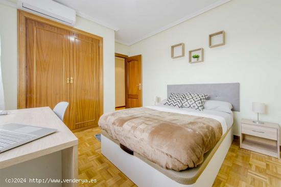 Se alquila habitación en piso compartido en Madrid - MADRID