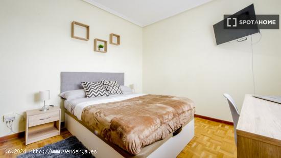 Se alquila habitación en piso compartido en Madrid - MADRID