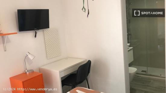 Se alquila habitación en piso compartido en Barcelona - BARCELONA