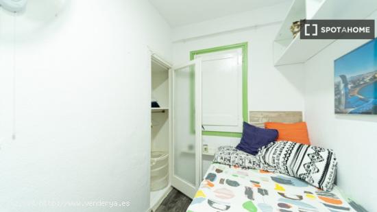 Se alquila habitación en piso compartido en Barcelona - BARCELONA