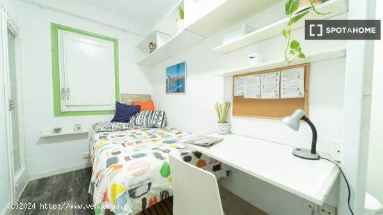 Se alquila habitación en piso compartido en Barcelona - BARCELONA