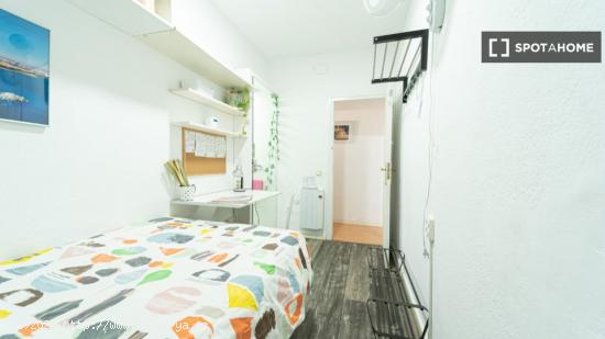 Se alquila habitación en piso compartido en Barcelona - BARCELONA