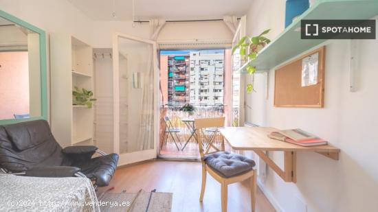 Se alquila habitación en piso compartido en Barcelona - BARCELONA