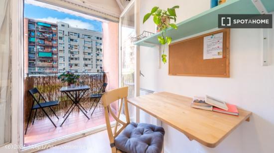 Se alquila habitación en piso compartido en Barcelona - BARCELONA