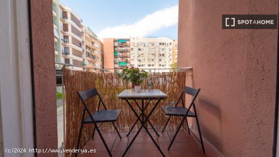 Se alquila habitación en piso compartido en Barcelona - BARCELONA