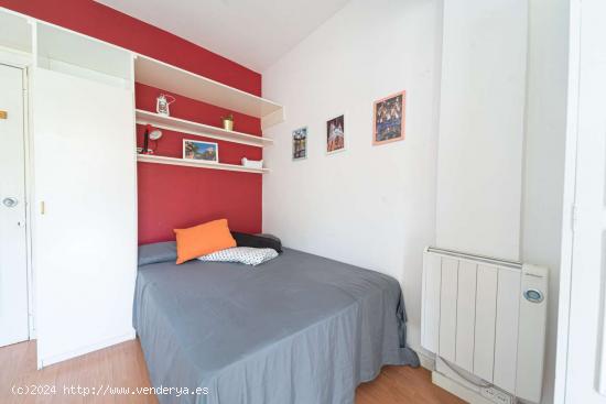 Se alquila habitación en piso compartido en Barcelona - BARCELONA