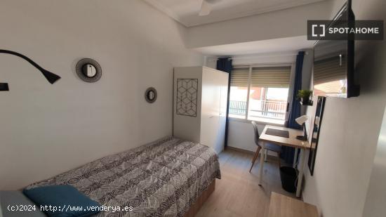 Alquiler de habitaciones en apartamento de 5 habitaciones en Poblados Marítimos - VALENCIA