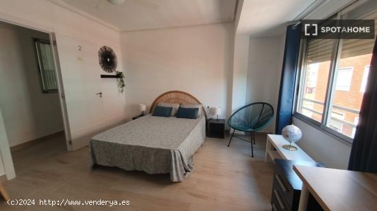 Alquiler de habitaciones en apartamento de 5 habitaciones en Poblados Marítimos - VALENCIA