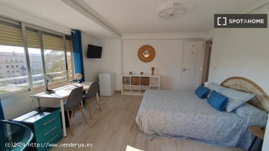 Alquiler de habitaciones en apartamento de 5 habitaciones en Poblados Marítimos - VALENCIA