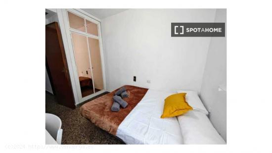 Se alquila habitación en piso de 4 dormitorios en Valencia - VALENCIA