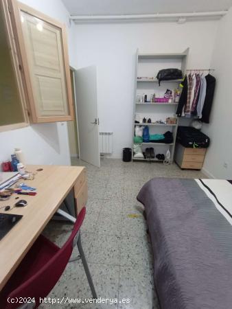  Se alquilan habitaciones en piso de 8 habitaciones en Av. De Pablo Iglesias - MADRID 