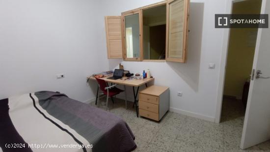 Se alquilan habitaciones en piso de 8 habitaciones en Av. De Pablo Iglesias - MADRID