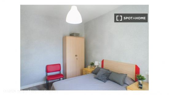 Se alquilan habitaciones en un apartamento de 5 dormitorios en Atocha - MADRID