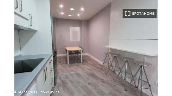 Se alquilan habitaciones en un apartamento de 5 dormitorios en Atocha - MADRID