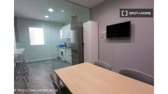 Se alquilan habitaciones en un apartamento de 5 dormitorios en Atocha - MADRID