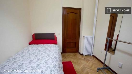 Alquiler de habitaciones en apartamento de 4 dormitorios en Pacífico - MADRID