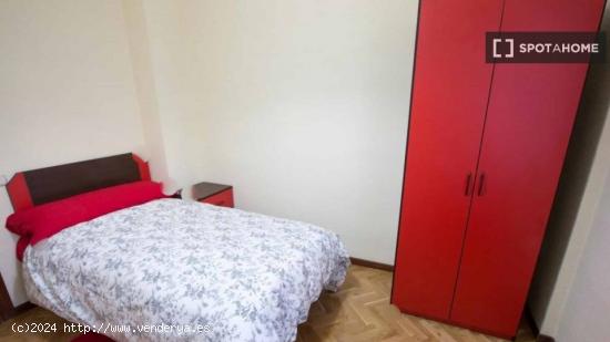 Alquiler de habitaciones en apartamento de 4 dormitorios en Pacífico - MADRID