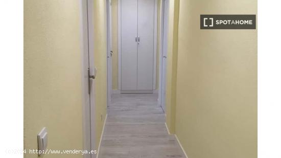 Se alquilan habitaciones en un apartamento de 5 dormitorios en Atocha - MADRID