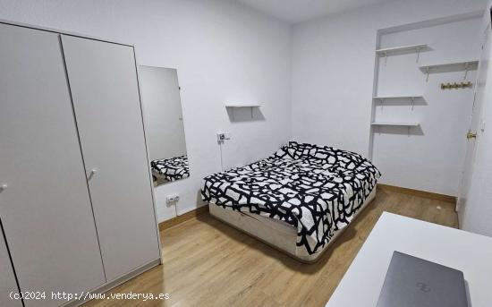 Se alquila habitación en apartamento de 4 dormitorios en Lavapiés, Madrid - MADRID