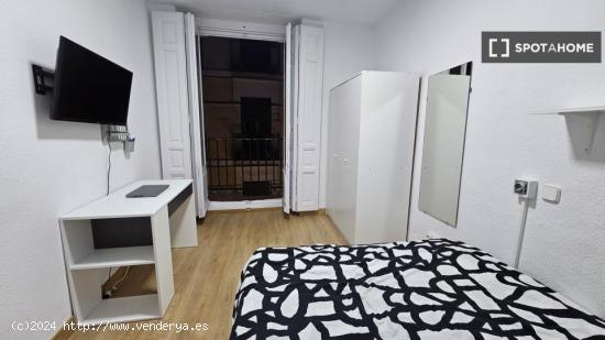 Se alquila habitación en apartamento de 4 dormitorios en Lavapiés, Madrid - MADRID