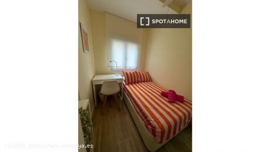 Se alquilan habitaciones en un apartamento de 4 dormitorios en Getafe - MADRID