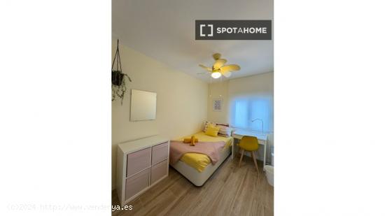 Se alquila habitación en apartamento de 4 dormitorios en Getafe, Madrid - MADRID