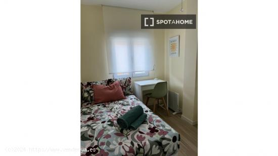 Se alquila habitación en apartamento de 4 dormitorios en Getafe, Madrid - MADRID