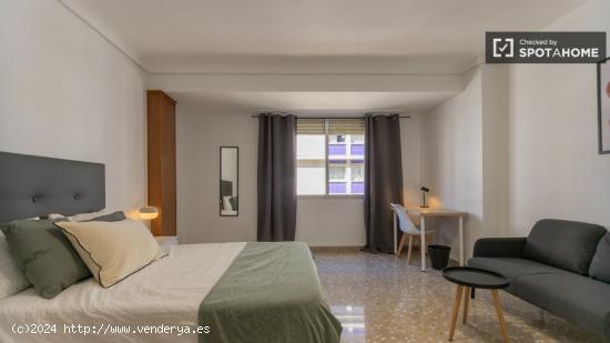 Alquiler de habitaciones en apartamento de 5 dormitorios en Jesús - VALENCIA