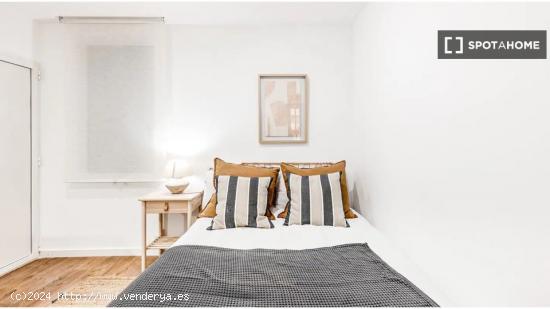 Dormitorio 2: cama doble con escritorio y TV/baño compartido. - BARCELONA