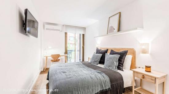 Dormitorio 3: cama tamaño queen, escritorio y TV/baño compartido - BARCELONA