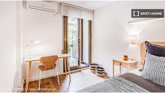 Dormitorio 3: cama tamaño queen, escritorio y TV/baño compartido - BARCELONA