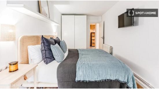 Dormitorio 3: cama tamaño queen, escritorio y TV/baño compartido - BARCELONA