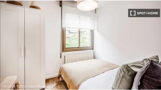 Dormitorio 4: cama matrimonial y escritorio/baño compartido - BARCELONA