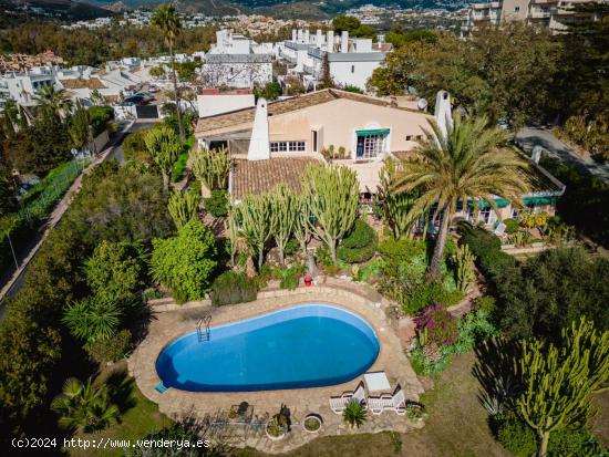 Oportunidad de Inversión, dos casas “hermanas” con gran jardín en Atalaya Golf, Estepona - MAL