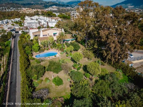 Oportunidad de Inversión, dos casas “hermanas” con gran jardín en Atalaya Golf, Estepona - MAL