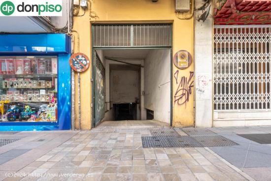 Venta de garaje en Calle Pedro Antonio de Alarcón a 50 metros de Calle Recogidas - GRANADA