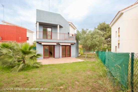 Se vende casa independiente en Riba-roja de Túria con piscina comunitaria - VALENCIA