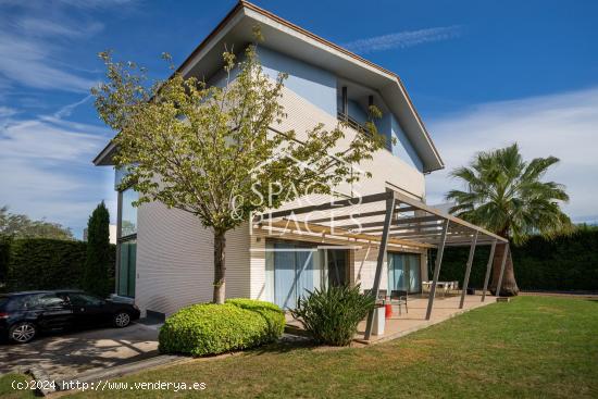 Casa exclusiva con piscina en la Urbanización Torre en Conill - VALENCIA