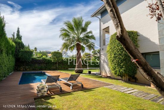 Casa exclusiva con piscina en la Urbanización Torre en Conill - VALENCIA