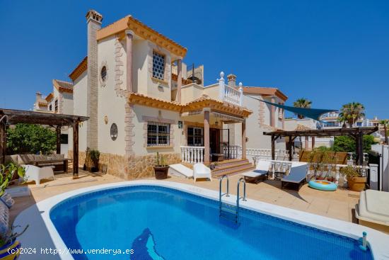  Villa independiente con piscina privada en Los Dolses - ALICANTE 