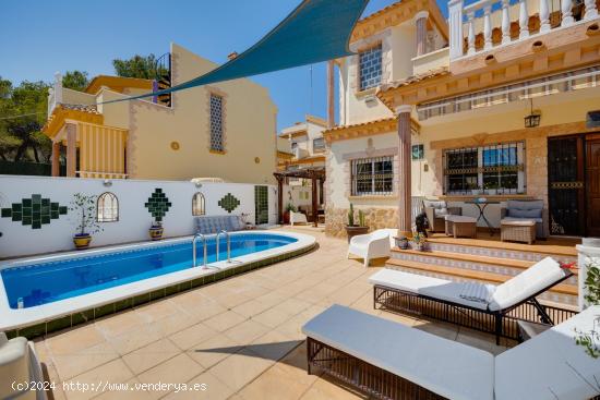 Villa independiente con piscina privada en Los Dolses - ALICANTE