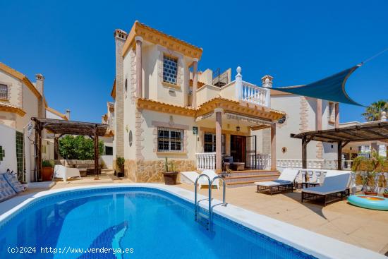 Villa independiente con piscina privada en Los Dolses - ALICANTE