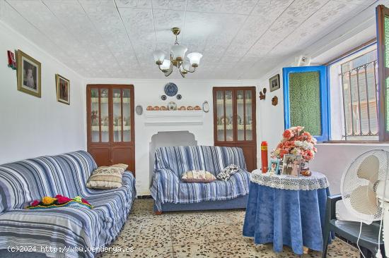 Casa con Gran Potencial - ALMERIA