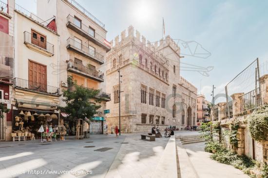 Piso en venta en El Mercat con plaza de garaje - VALENCIA