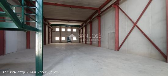 SE  ALQUILA NAVE INDUSTRIAL EN POLIGONO EL FONDONET - ALICANTE