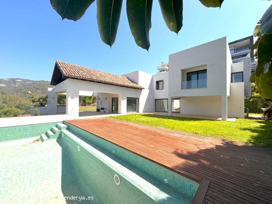 Villa de Estilo Contemporáneo con Impresionantes Vistas en Los Arqueros, Benahavís - MALAGA