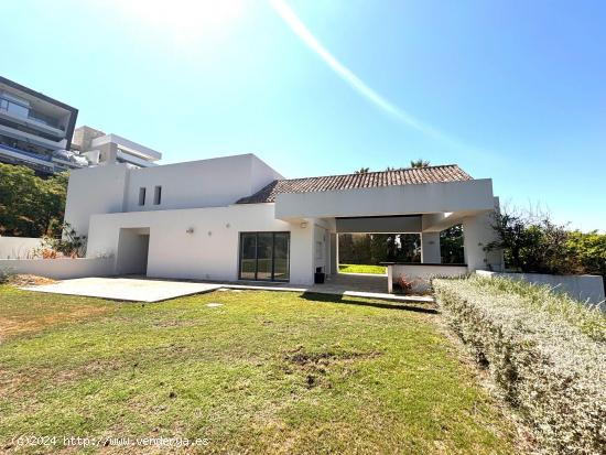 Villa de Estilo Contemporáneo con Impresionantes Vistas en Los Arqueros, Benahavís - MALAGA